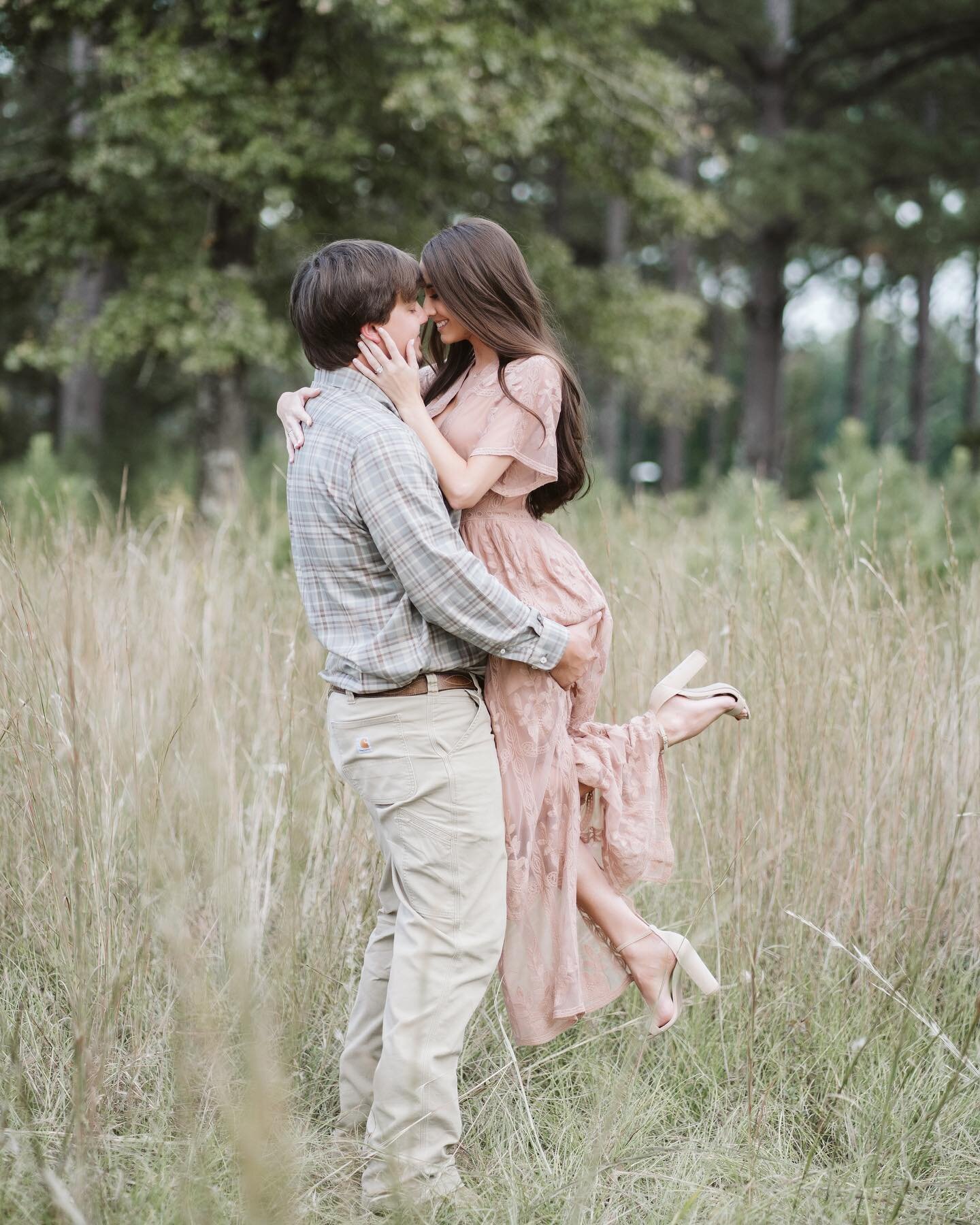 I love being able to spend time with clients at their engagement session! You get a little crash course in posing so you are pretty much professional models by the time your big day comes around. 😂 These two were the cutest!! I&rsquo;m here for the fall vibes!! #tuscaloosaphotographer #tuscaloosaphotography #alabamaphotographer #alabamaweddingphotographer