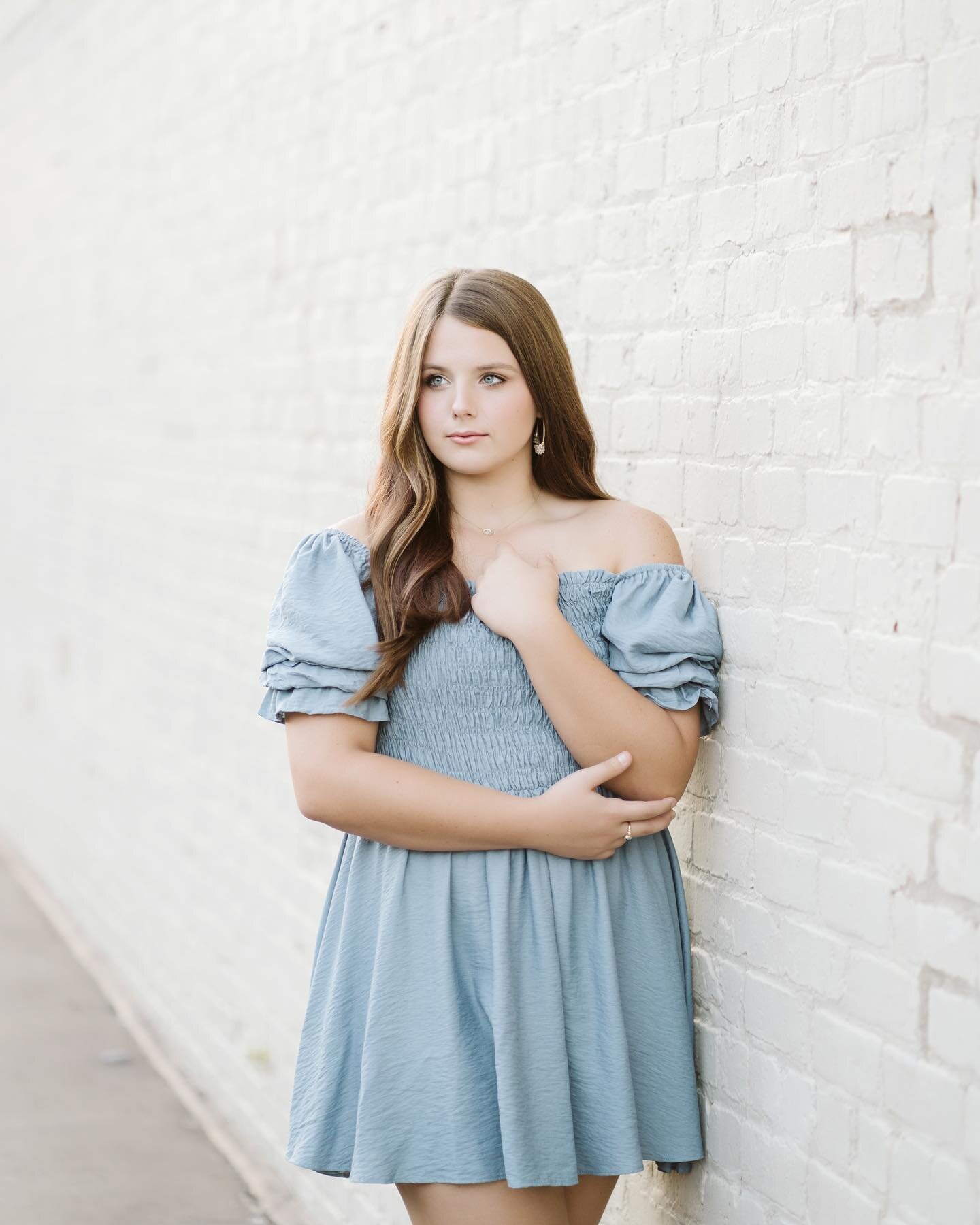 Another day, another gorgeous senior! I just love the way Leah&rsquo;s blue eyes and dress pop against that white wall! Whenever I&rsquo;m editing a session there&rsquo;s always one image (usually more) that I&rsquo;m like&hellip;&rdquo;Oh, that&rsquo;s wall art. I&rsquo;d frame that one.&rdquo; This one would be my framer. 🤍 #tuscaloosa #tuscaloosaphotographer #tuscaloosaphotography #alabamaphotographer